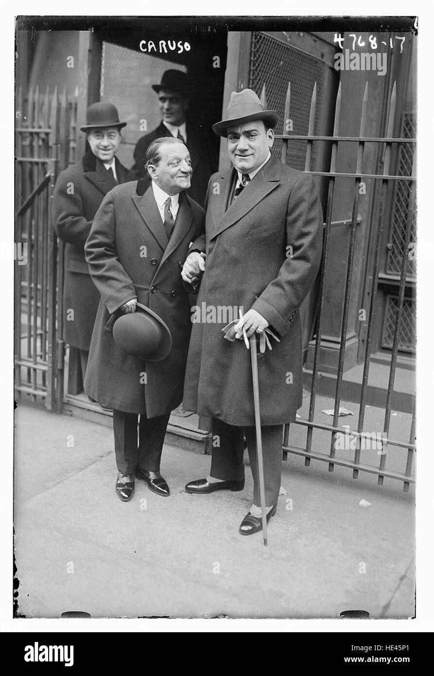 Questa immagine di Enrico Caruso, un leggendario tenore italiano, cattura la grandezza della sua storica carriera. Conosciuto per le sue notevoli doti vocali e operistiche, Caruso rimane uno dei cantanti più celebri della storia della musica classica. Foto Stock