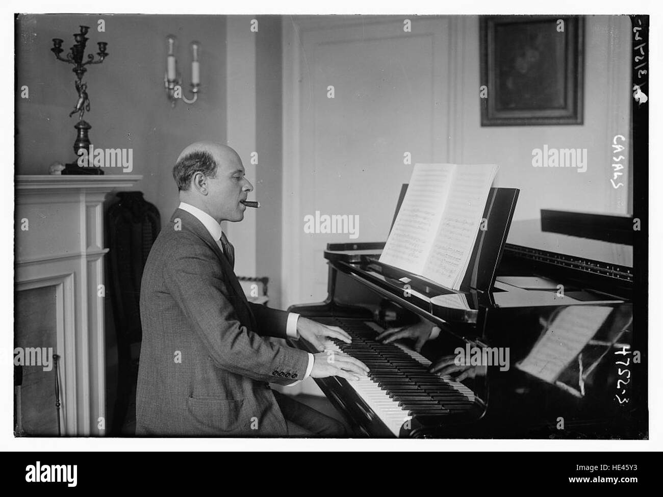 Questa fotografia cattura un momento storico di Casals, potenzialmente un riferimento a Pablo Casals, un rinomato violoncellista. L'immagine fornisce uno sguardo all'epoca passata della musica classica, sottolineando l'importanza culturale del lavoro di Casals nel mondo della musica classica. Foto Stock