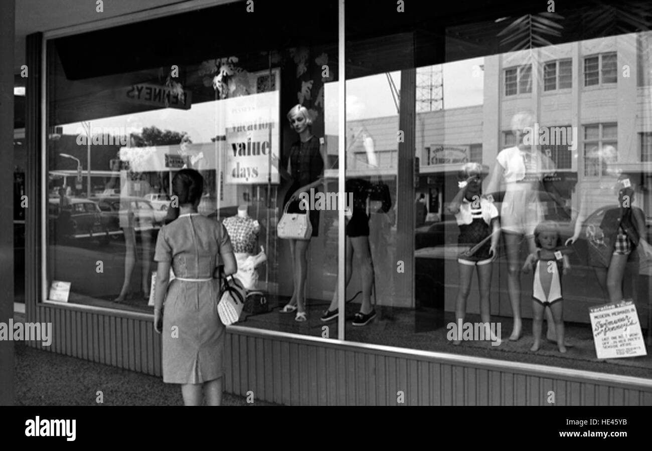 Window shopping a JC Penney's in Tallahassee Foto Stock