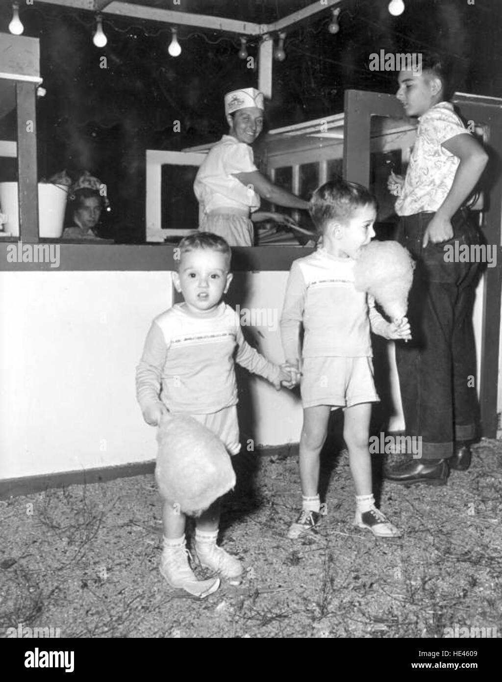 Questa immagine mostra due fratelli che si godono le caramelle di cotone al Quincy's Tobacco Festival. La scena mette in evidenza un momento adatto alle famiglie in un festival locale, catturando la gioia e la nostalgia delle tradizionali celebrazioni americane. Foto Stock