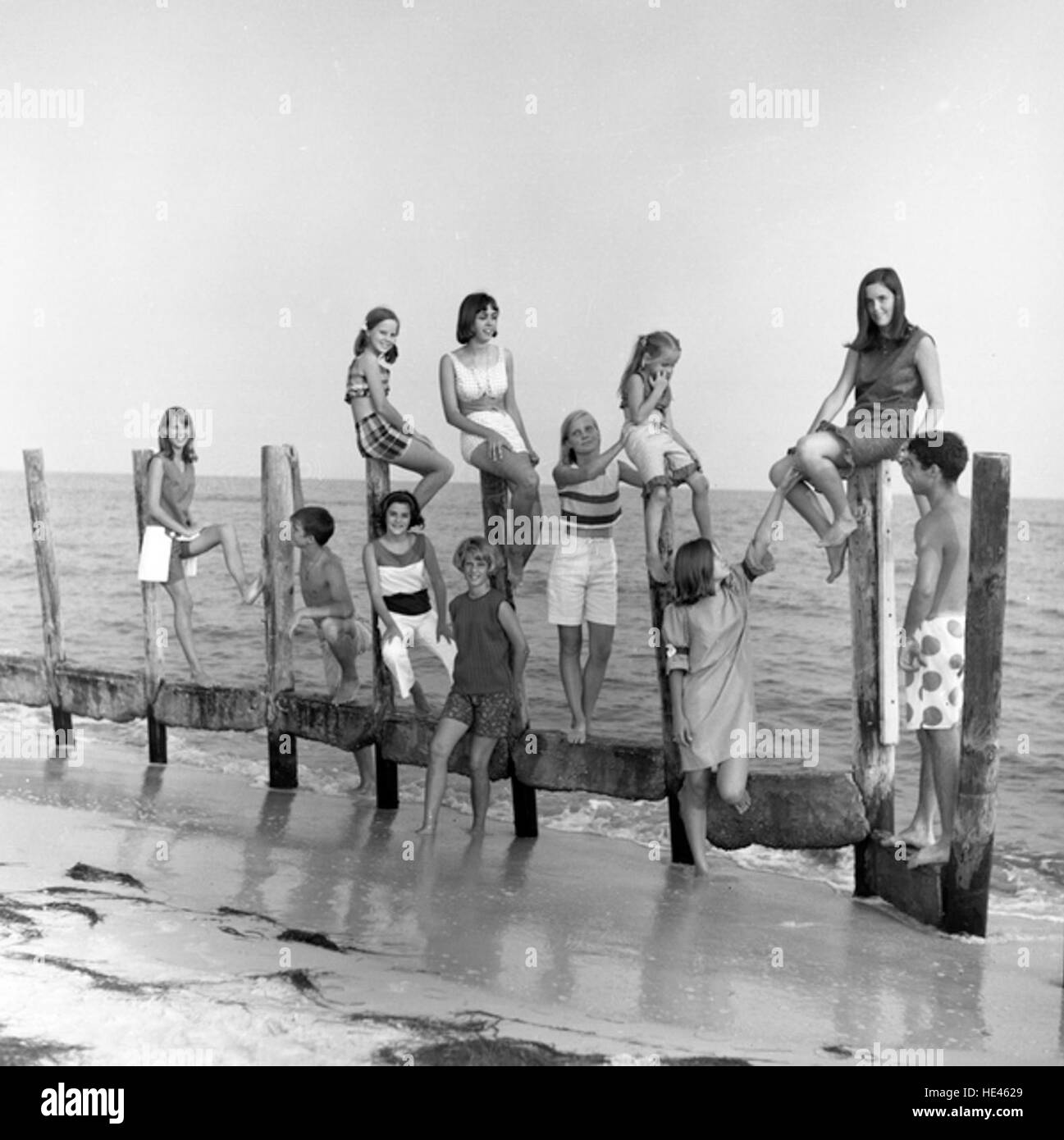 Un'immagine storica di adolescenti di Tallahassee che visitano Alligator Point, un luogo iconico in Florida. La foto riflette la natura informale e passata della cultura giovanile in questa regione. Foto Stock