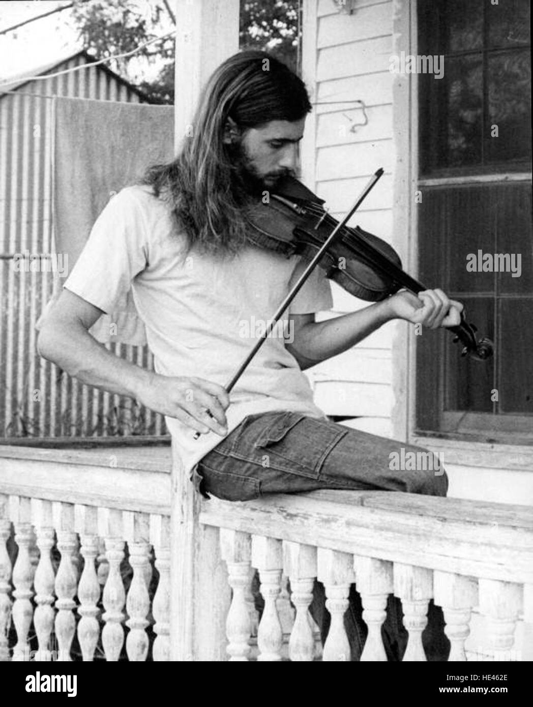 Questa immagine storica cattura Pete Vernasco in Whitehead Street a Key West, una città conosciuta per il suo ricco significato culturale e storico. La strada è un luogo importante nella storia dell'isola, collegando varie parti dell'isola e ospitando eventi chiave. Foto Stock