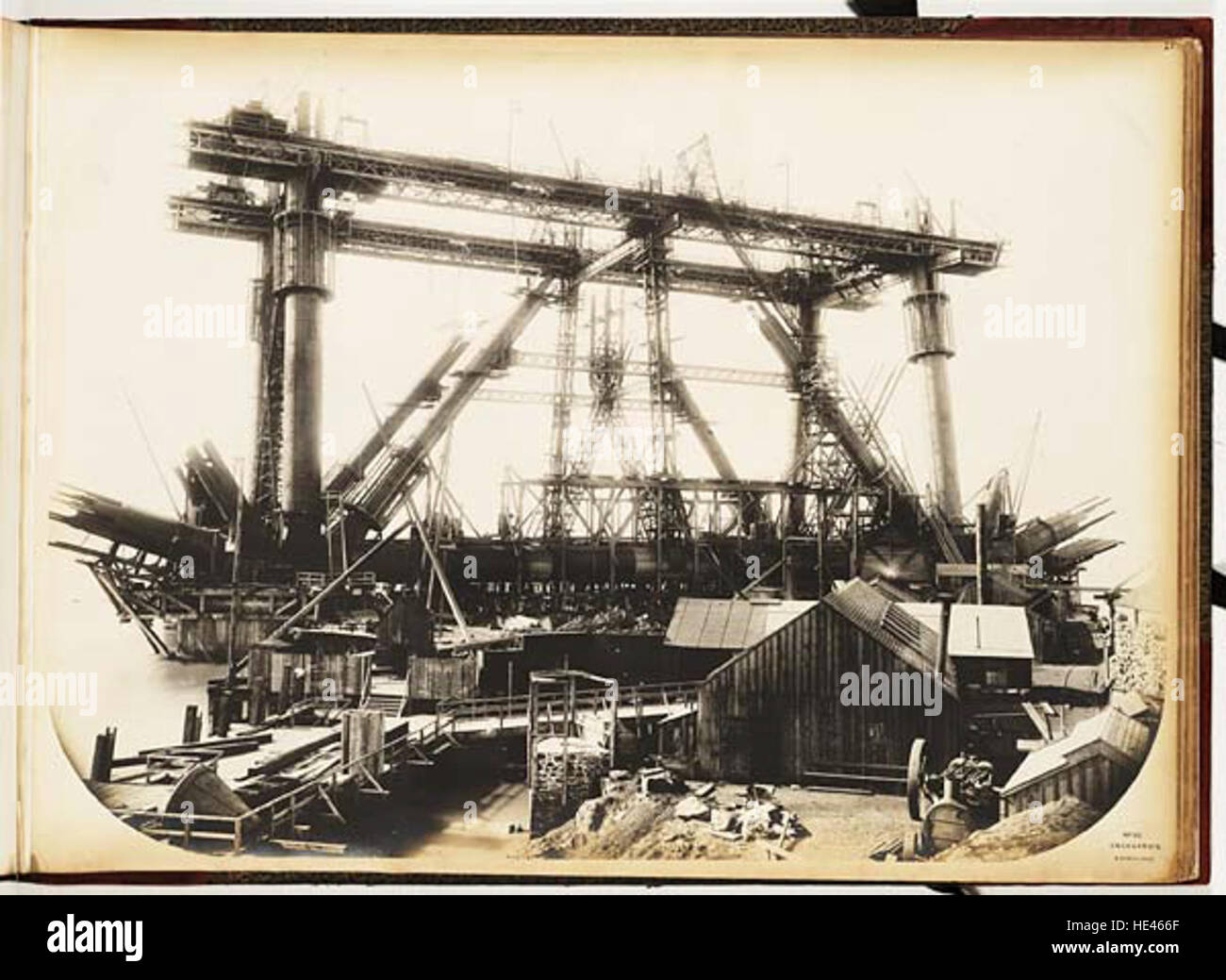 Questa immagine storica mostra la costruzione del Forth Bridge, un sito patrimonio dell'umanità dell'UNESCO, visto dall'isola di Inchgarvie. La foto cattura un momento significativo nella storia dell'ingegneria, mostrando le prime fasi della costruzione del ponte nel XIX secolo. Foto Stock