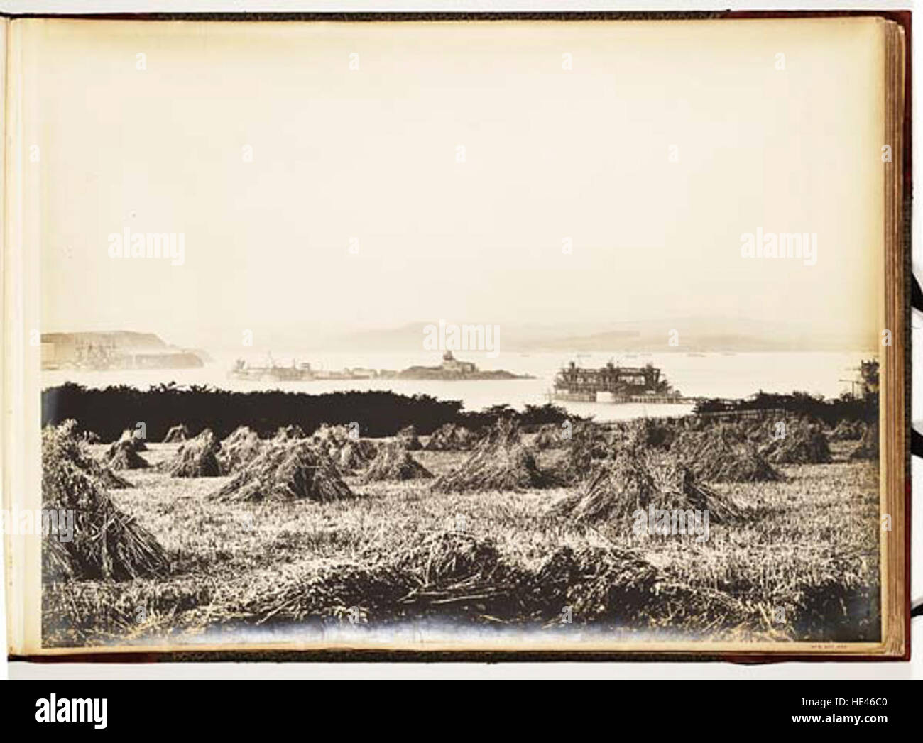 Questa immagine storica mostra la costruzione del *Forth Bridge* in Scozia, un punto di riferimento dell'ingegneria vittoriana. La fotografia cattura la scala e il progresso del ponte mentre si innalza sopra il paesaggio circostante, simboleggiando il successo industriale. Foto Stock