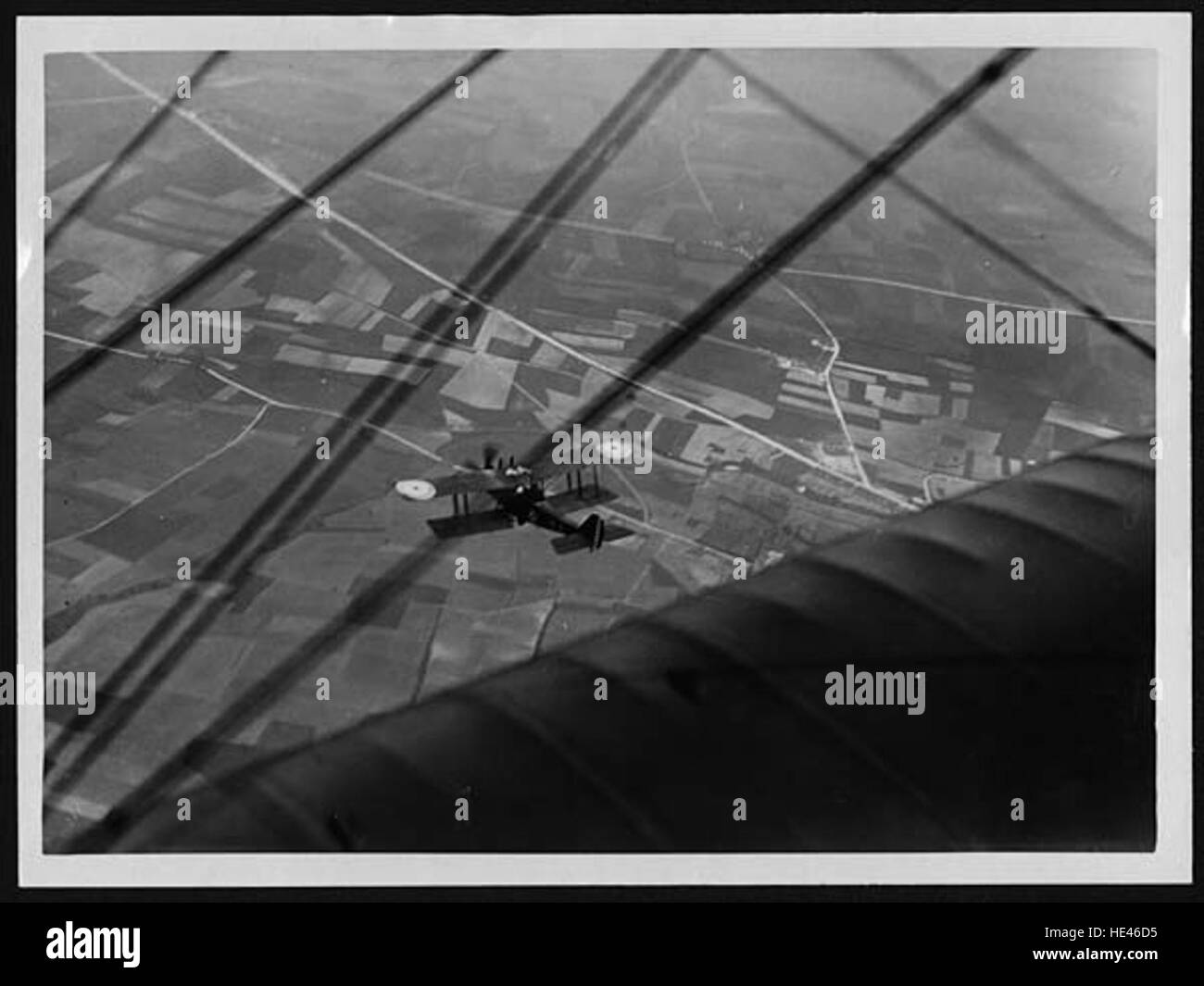 Questa fotografia storica cattura un momento della prima guerra mondiale, mostrando gli aerei che volano sopra le linee tedesche. Fornisce informazioni sulla guerra aerea dell'inizio del XX secolo e sulle tattiche militari durante il conflitto. Foto Stock