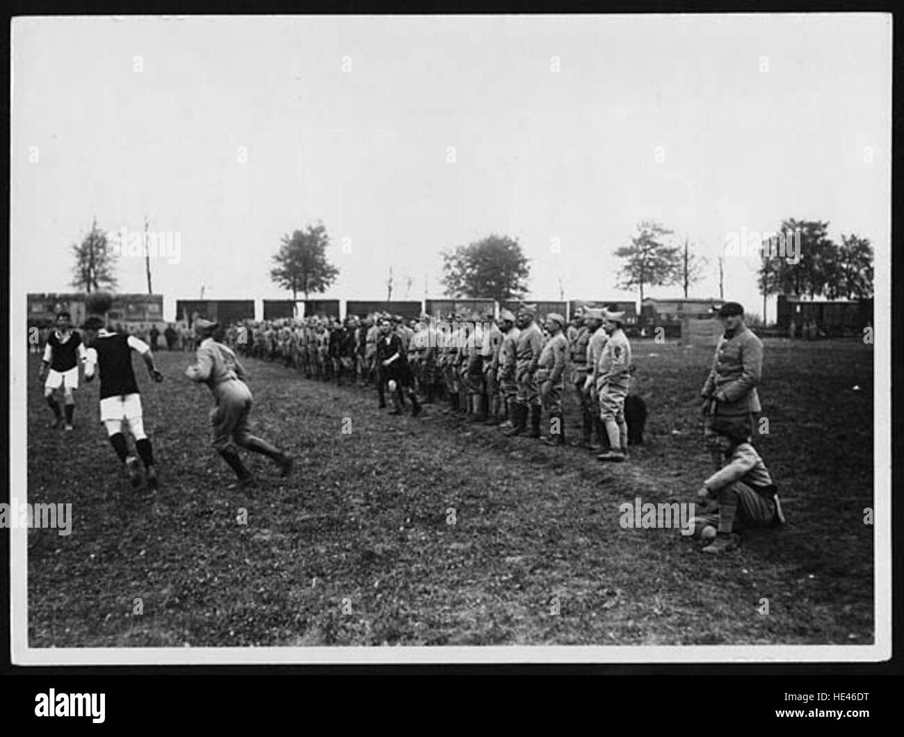Incidente in una grande partita di calcio in prossimità della linea tra Foto Stock
