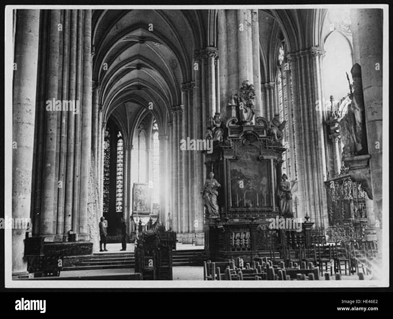 La vista all'interno della cattedrale di Amiens, una delle strutture gotiche più grandi e impressionanti della Francia, mette in risalto l'intricata architettura della cattedrale, le vetrate colorate e gli alti soffitti a volta. Foto Stock