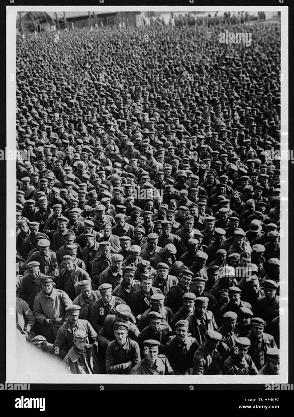 Un'immagine storica che raffigura prigionieri catturati in lotti, che riflette le condizioni di guerra e il contesto storico del lavoro forzato e della detenzione durante il conflitto. Foto Stock