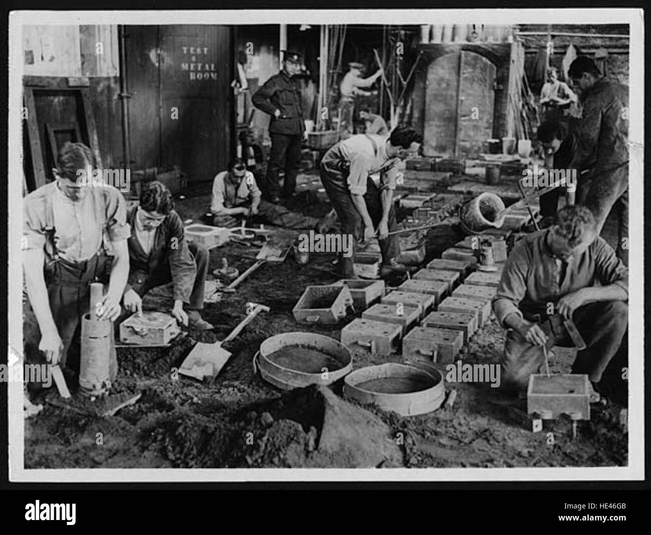 L'immagine mostra il processo di fusione di nuove parti per autocarri che utilizzano rottami metallici in Francia, riflettendo le pratiche industriali del passato nella produzione e riparazione dei veicoli. Foto Stock