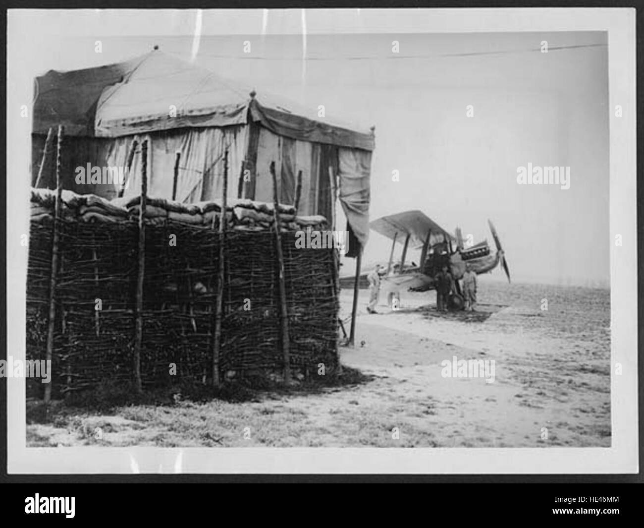 L'immagine intitolata "scavati per aeroplani" presenta una fotografia storica di rifugi o strutture di manutenzione per aeroplani, comunemente utilizzate durante la storia dell'aviazione dell'inizio del XX secolo, raffiguranti le pratiche dell'aviazione militare dell'epoca. Foto Stock