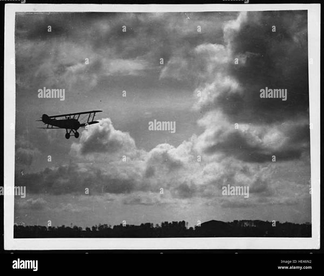 Questa immagine storica ritrae una scout che ritorna al suo aeroporto, simboleggiando un momento di ritorno e riflessione dopo aver completato una missione. L'immagine evoca l'era passata dei primi aerei, catturando lo spirito del tempo. Foto Stock