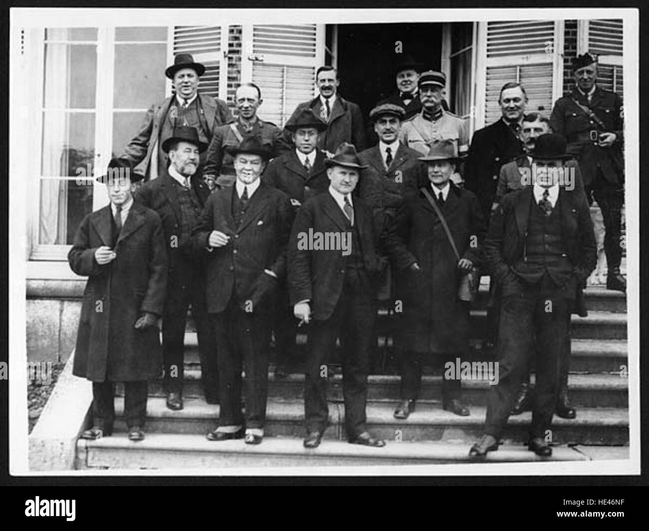 I rappresentanti del lavoro americano sono fotografati in Francia, catturando un momento di importanza storica durante i movimenti operai dei primi del XX secolo. L'immagine riflette la solidarietà internazionale dei lavoratori durante quel periodo. Foto Stock