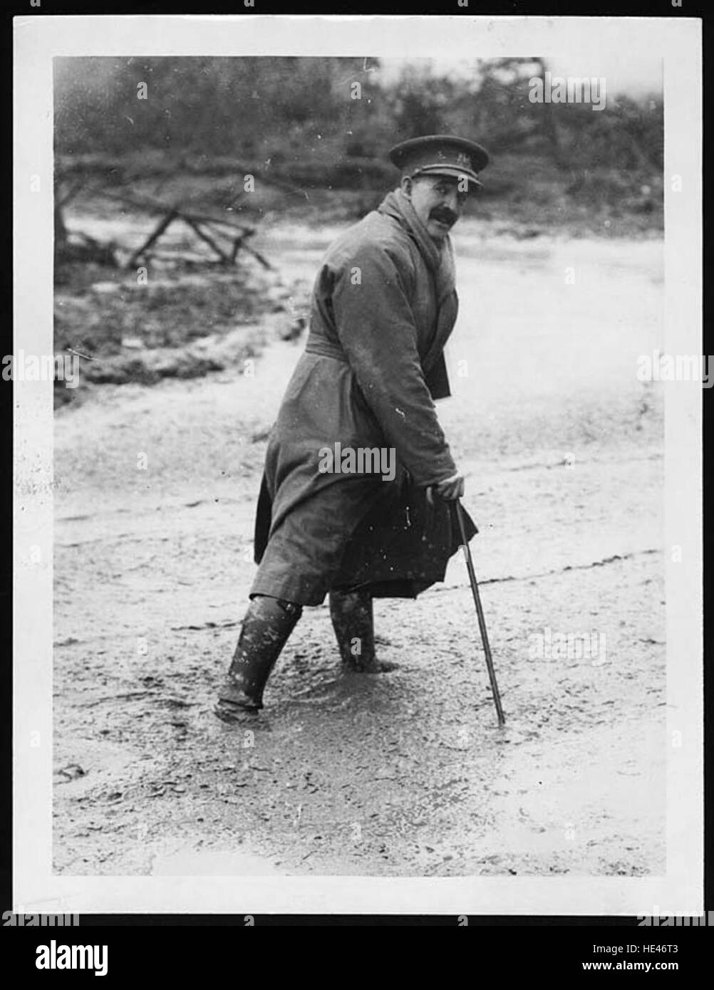 Questa immagine cattura una strada fangosa, che riflette le sfide dei viaggi in tempi precedenti, fornendo informazioni sui metodi di trasporto passati e sulle condizioni fisiche del tempo. Foto Stock