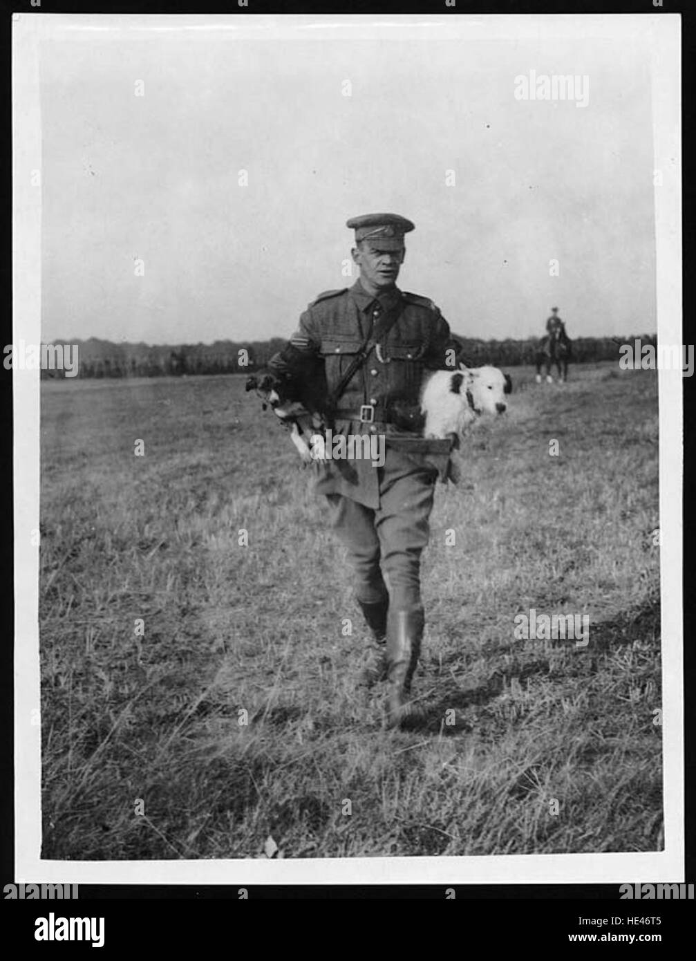 L'immagine storica mostra l'impegnativo lavoro della polizia militare durante la guerra, incaricata di mantenere l'ordine e la disciplina. Il loro ruolo era essenziale nella gestione delle operazioni militari e nell'applicazione delle regole in condizioni difficili. Foto Stock