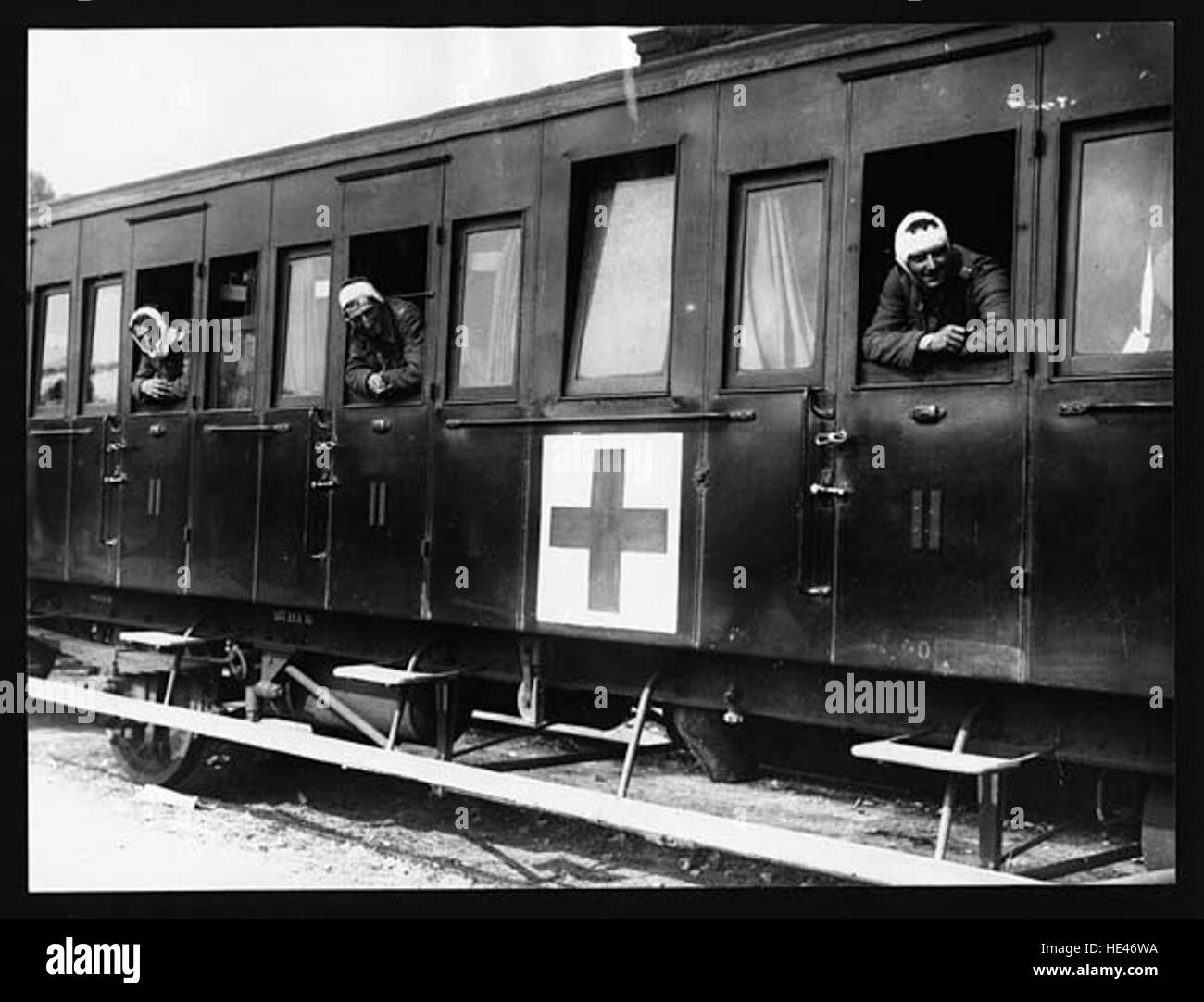 Questa immagine storica mostra gli individui, nonostante le loro ferite, sorridono in un momento di gioia. Riflette la resilienza e lo spirito di coloro che hanno affrontato le difficoltà, evidenziando la forza emotiva nonostante la sofferenza fisica. Foto Stock