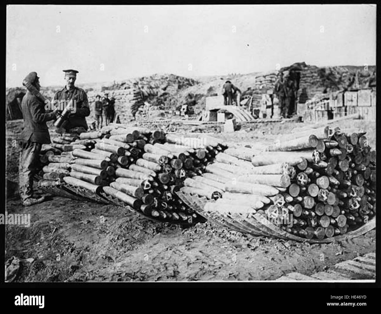 Questa immagine di un'epoca passata si riferisce alla propaganda in tempo di guerra della prima o seconda guerra mondiale. Raffigura un sentimento anti-tedesco comunemente visto nei materiali bellici, riflettendo le percezioni storiche del nemico durante il periodo. Foto Stock