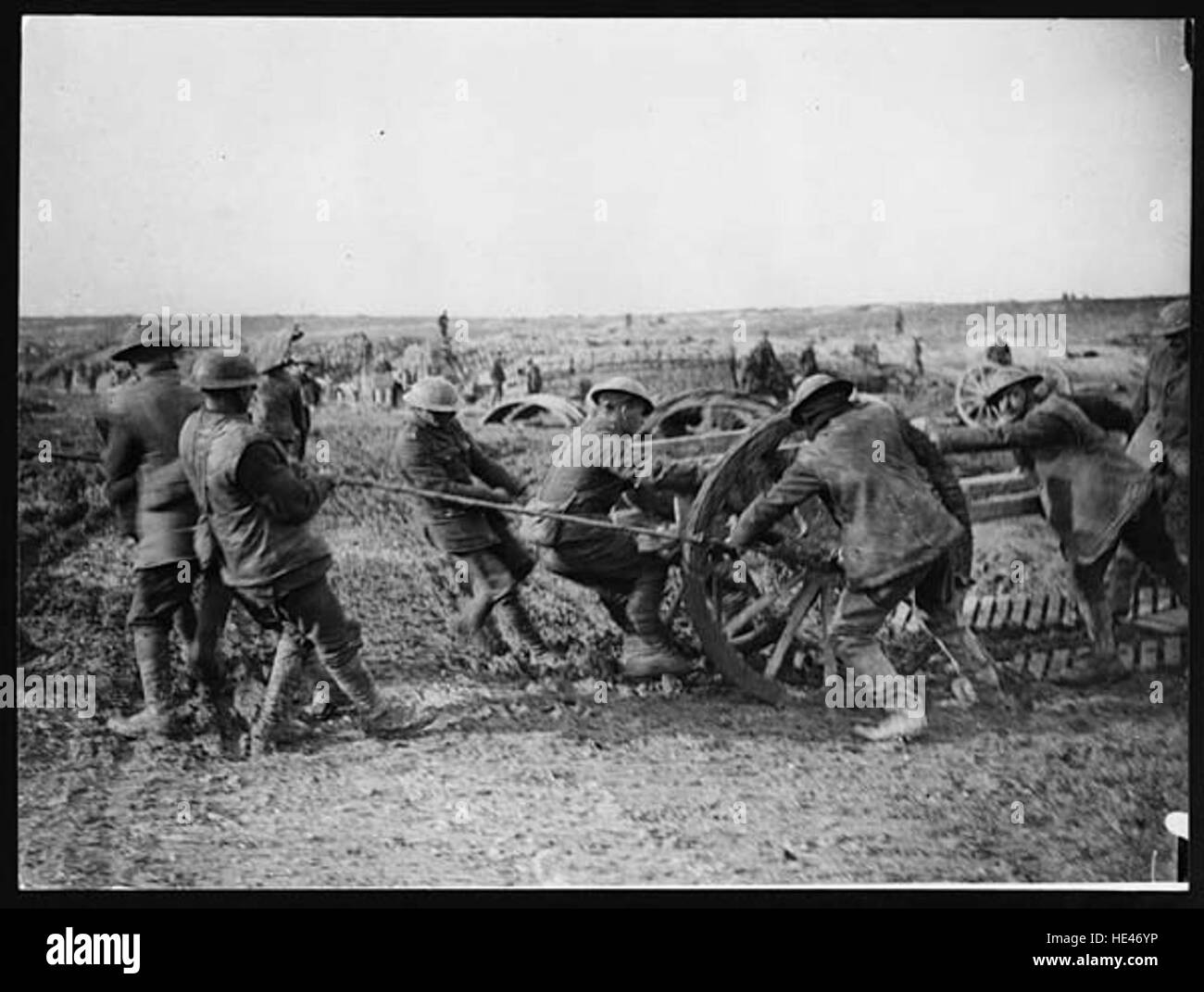 Questa immagine storica cattura l'atto di spostare una grande pistola in posizione, riflettendo le operazioni militari del passato. La fotografia raffigura l'importanza dell'artiglieria nei conflitti passati, con particolare attenzione allo sforzo necessario per il posizionamento di tali armi pesanti. Foto Stock