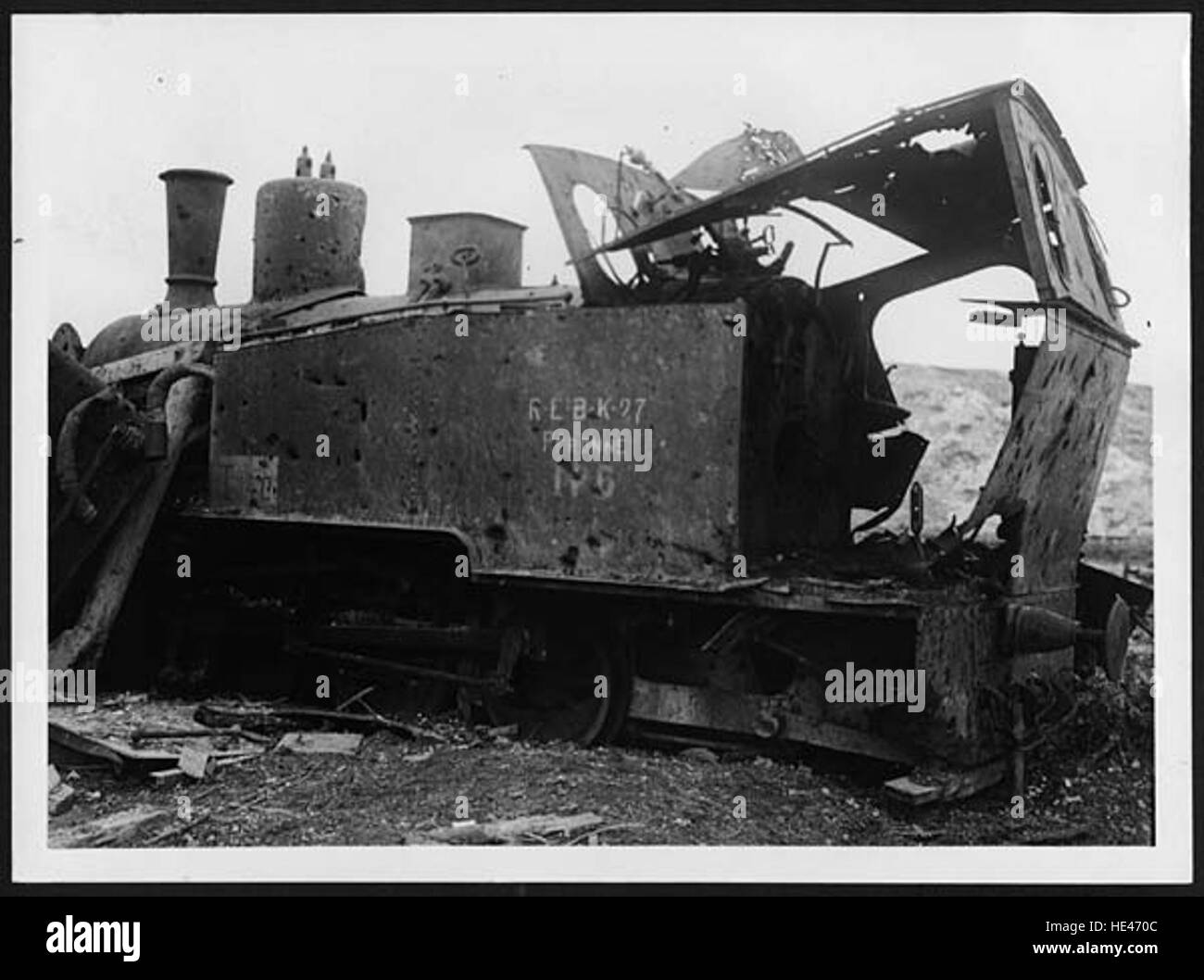 Questa immagine storica mostra un motore ferroviario danneggiato a Peronne, un sito di distruzione significativa durante i conflitti passati. La fotografia cattura le conseguenze dell'evento, mostrando l'impatto sulle infrastrutture durante la guerra. Foto Stock