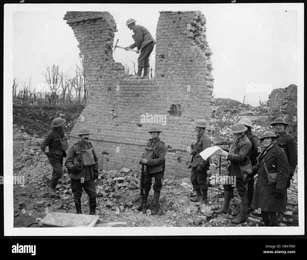 Questa fotografia storica cattura un'armatura dell'esercito al lavoro, probabilmente del XIX o dell'inizio del XX secolo. L'immagine mette in evidenza il lavoro fisico e i compiti svolti dal personale militare in progetti di costruzione e ingegneria, offrendo una visione dei ruoli che i militari hanno svolto nella modellatura delle infrastrutture durante quel periodo. Foto Stock