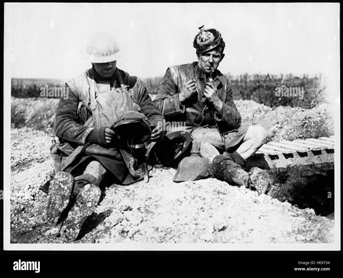 Questa immagine storica raffigura un ufficiale scozzese, ferito ma accontentato dei caschi che ha catturato durante la battaglia, che riflette le dure realtà e le piccole vittorie della guerra. Foto Stock