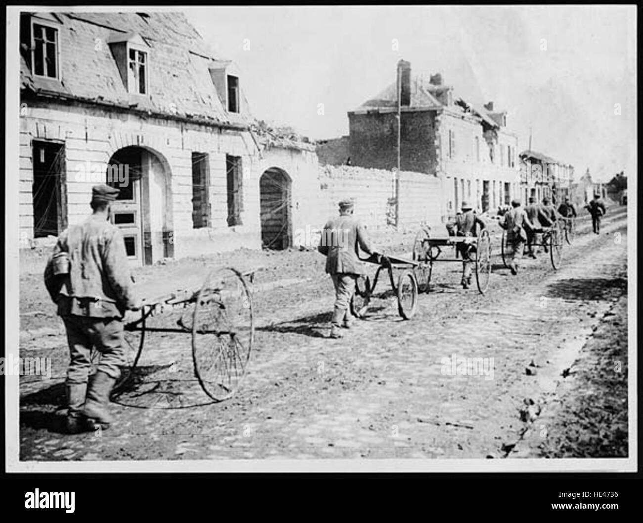 Questa immagine storica mostra i prigionieri di guerra tedeschi durante la prima guerra mondiale che svolgono il compito di portatori di barella. La fotografia evidenzia il lavoro forzato e le condizioni dei prigionieri durante la guerra. L'immagine serve a ricordare le difficoltà incontrate da soldati e prigionieri nel contesto del conflitto globale. Foto Stock
