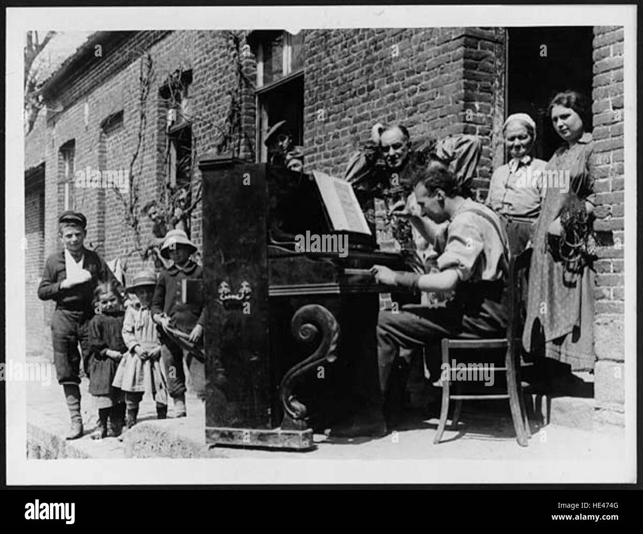 Questa immagine storica raffigura un gruppo di balmorali che compongono canzoni, evocano il passato e riflettono le pratiche culturali in epoche passate. La scena cattura l'importanza della musica negli incontri storici. Foto Stock