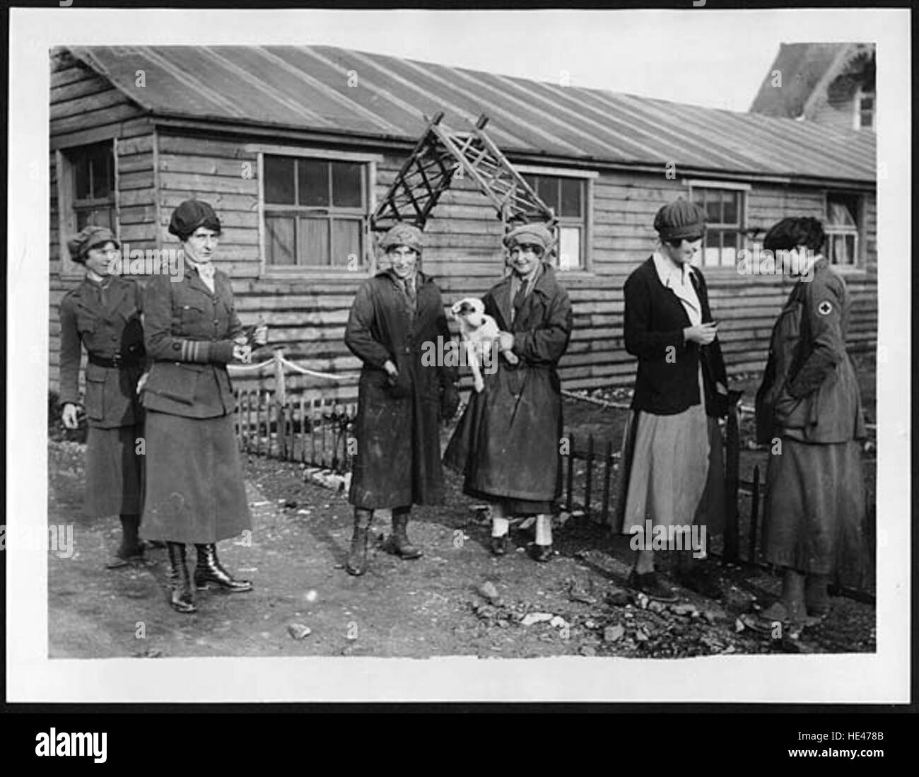 Questa immagine storica cattura i membri del First Aid Nursing Yeomanry, un'unità militare femminile britannica pioniera durante la prima guerra mondiale. La fotografia riflette il coraggio e l'impegno delle donne nel servizio in tempo di guerra, fornendo assistenza medica e supporto ai soldati. Foto Stock