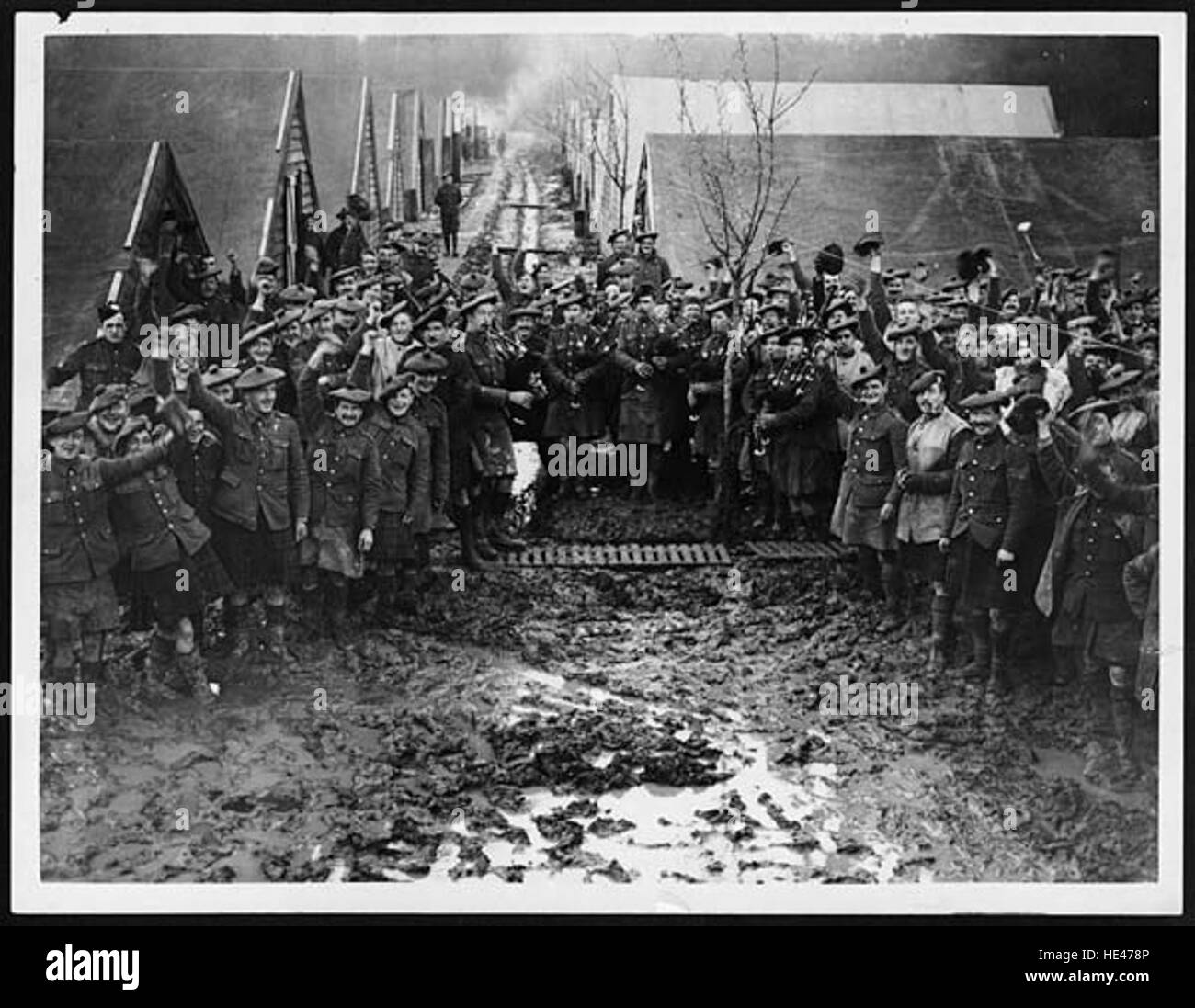 Questa fotografia storica cattura un gruppo di truppe scozzesi che celebrano il giorno di Capodanno. L'immagine mostra i soldati in un momento di cameratismo e gioia, vestiti con le tradizionali uniformi militari dell'epoca. La fotografia riflette lo spirito dell'epoca passata e il significato storico delle tradizioni militari. Foto Stock