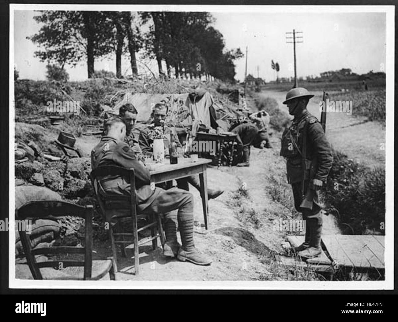 Questa immagine storica raffigura un corridore che consegna un messaggio importante a un'azienda in riserva, riflettendo le pratiche militari dei tempi antichi. La scena mette in evidenza la comunicazione e l'organizzazione nella storia militare, sottolineando il ruolo dei messaggeri nelle operazioni strategiche. Foto Stock