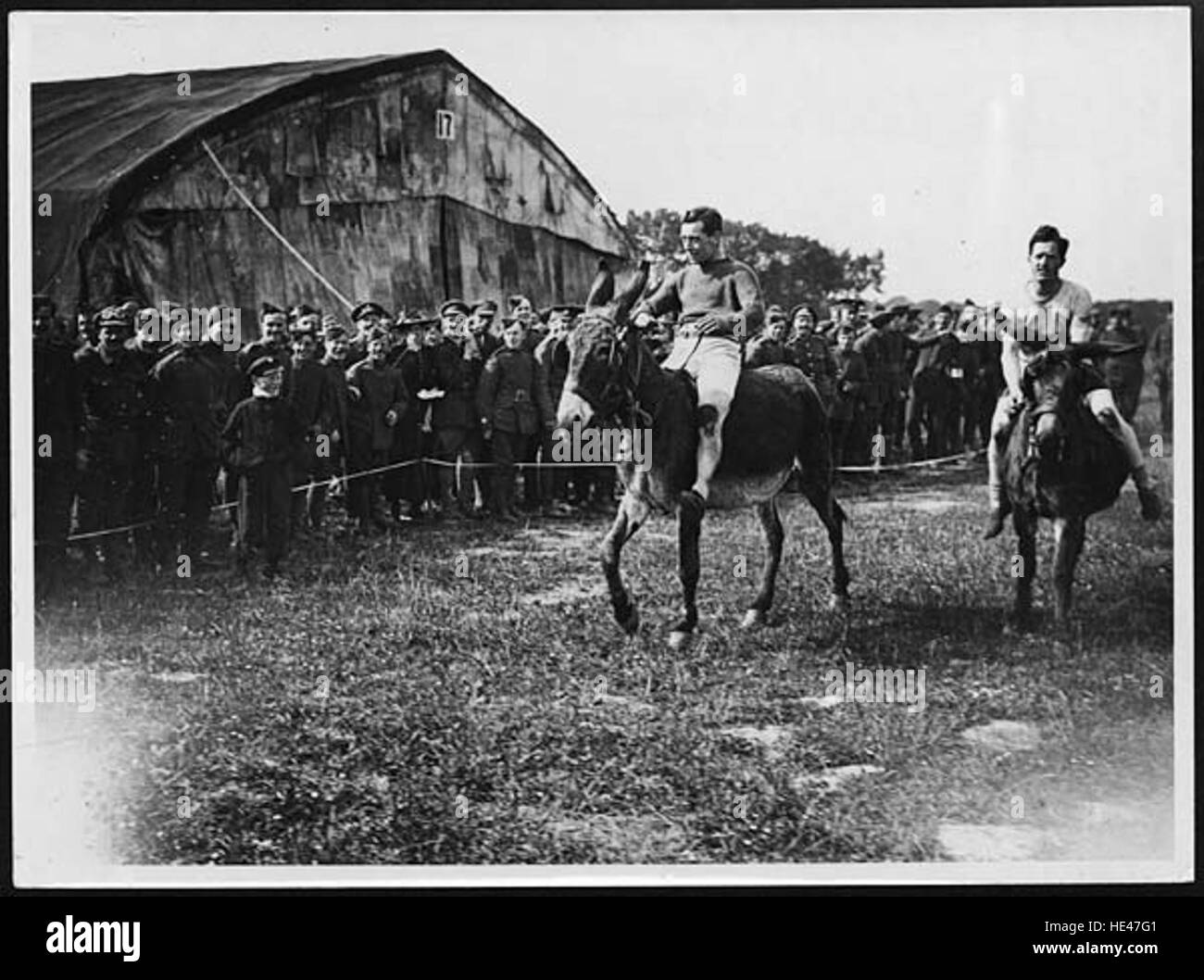 Questa immagine mostra una prima rappresentazione di una "corsa Dinky", una corsa di auto giocattolo d'epoca, che simboleggia un'epoca passata di giochi e passatempi dell'infanzia. La fotografia cattura un momento nel tempo in cui questi giochi di corse erano popolari tra i bambini, evidenziando la nostalgia associata a questi giocattoli. Foto Stock