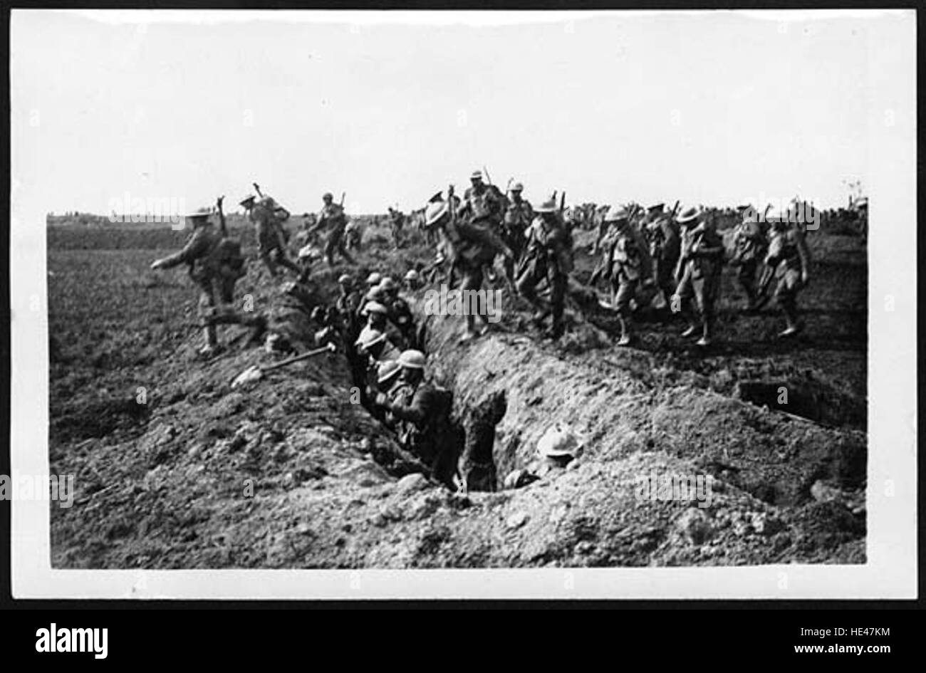 Questa immagine storica cattura le truppe britanniche che si muovono per attaccare durante un conflitto militare non specificato. Riflette i movimenti strategici e le tattiche militari impiegati in passato, evidenziando il ruolo significativo delle forze armate negli eventi storici. Foto Stock