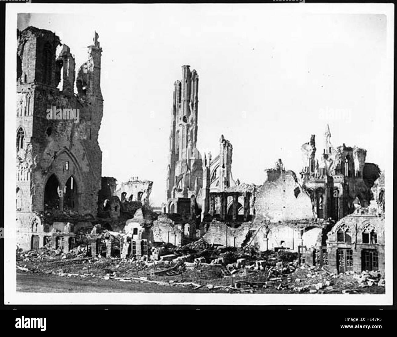 La cattedrale di Ypres, situata in Belgio, è un monumento storico che ha assistito alle devastazioni della guerra ed è un simbolo di resilienza e conservazione del patrimonio culturale. Foto Stock