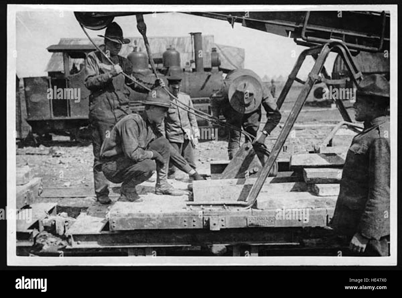 Questa immagine storica mostra un gruppo di ingegneri americani che lavorano sulle ferrovie leggere, riflettendo un'era passata di trasporti e sviluppo delle infrastrutture negli Stati Uniti. Foto Stock