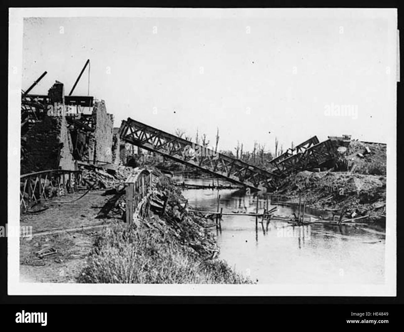 Questa immagine storica cattura le conseguenze della riconquista britannica di Merville e la distruzione del ponte ferroviario durante la prima guerra mondiale. Mostra la distruzione causata dal conflitto militare e l'impatto della guerra sulle infrastrutture nella regione. Foto Stock