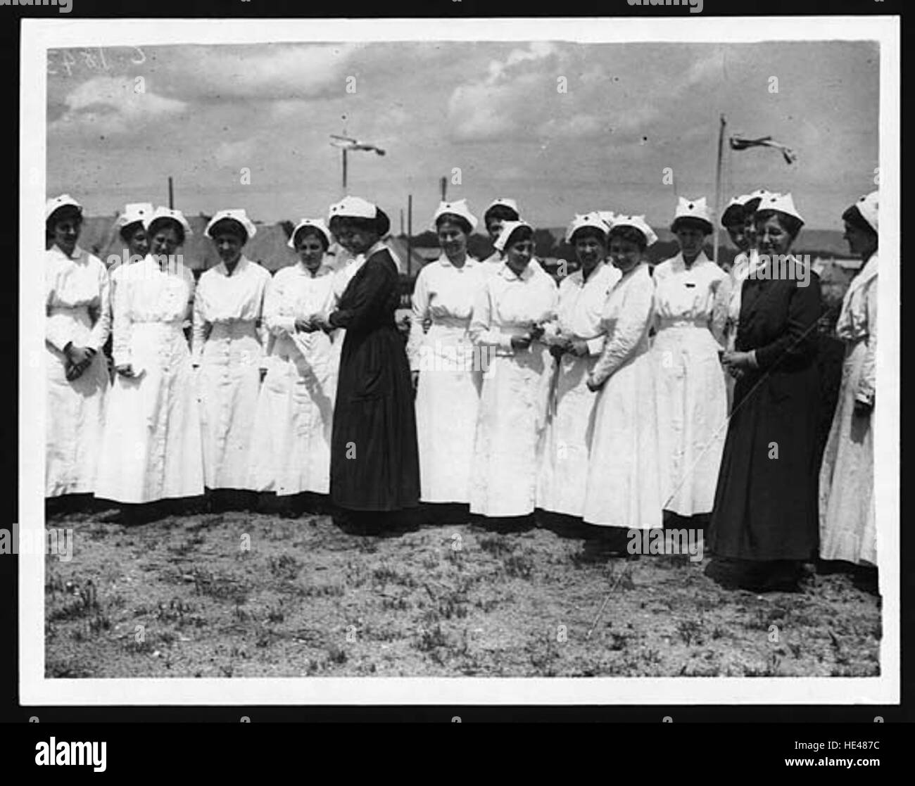 Questa immagine storica raffigura un piccolo gruppo di infermiere americane che prestano servizio in Francia durante la prima guerra mondiale. Il loro ruolo nel fornire cure mediche ai soldati era essenziale per lo sforzo bellico, e questa foto mette in evidenza il loro servizio e la loro dedizione. Foto Stock