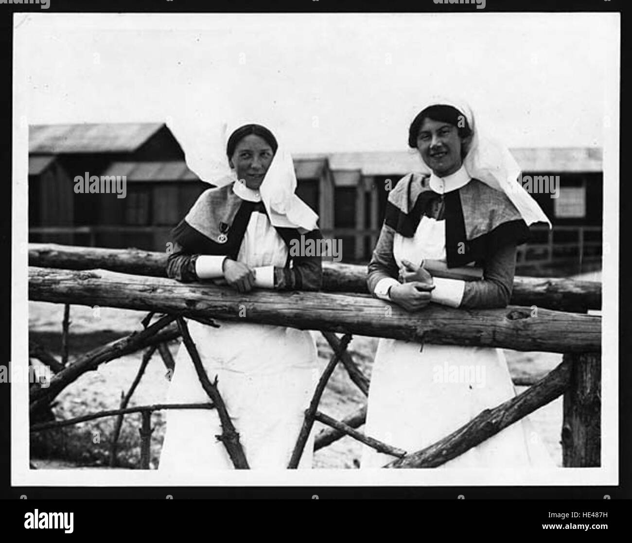 Questa immagine storica mostra due infermiere americane al fronte durante la prima guerra mondiale, illustrando il loro ruolo cruciale negli sforzi medici in tempo di guerra e le sfide che hanno affrontato sul campo di battaglia. Foto Stock