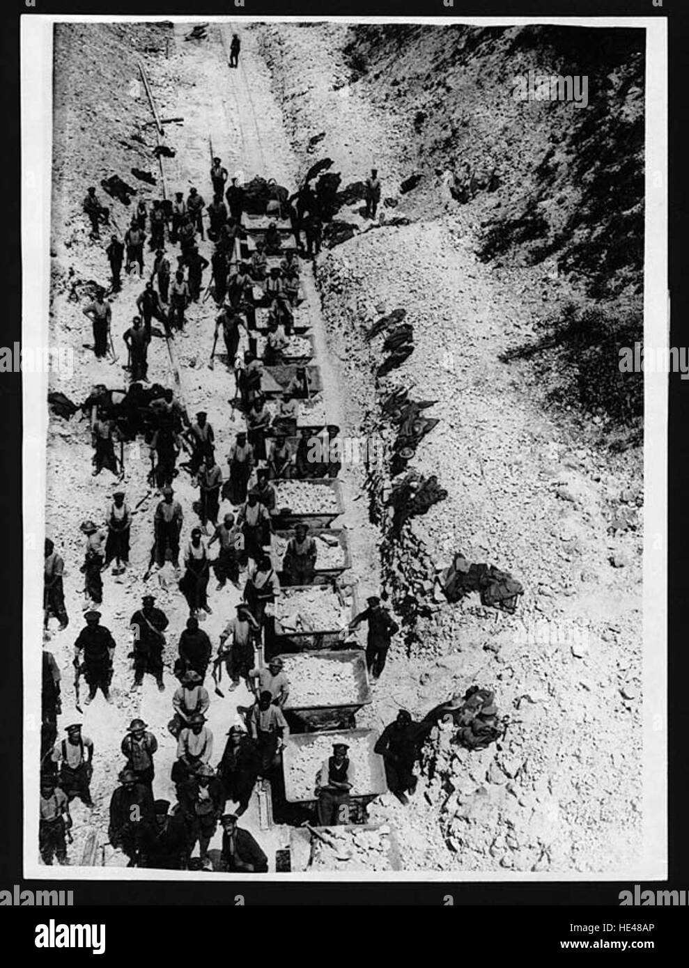 Questa immagine storica cattura la costruzione di una nuova ferrovia, che riflette i progressi industriali del passato. La fotografia mostra le prime fasi dello sviluppo ferroviario, una parte essenziale della rivoluzione industriale. Foto Stock