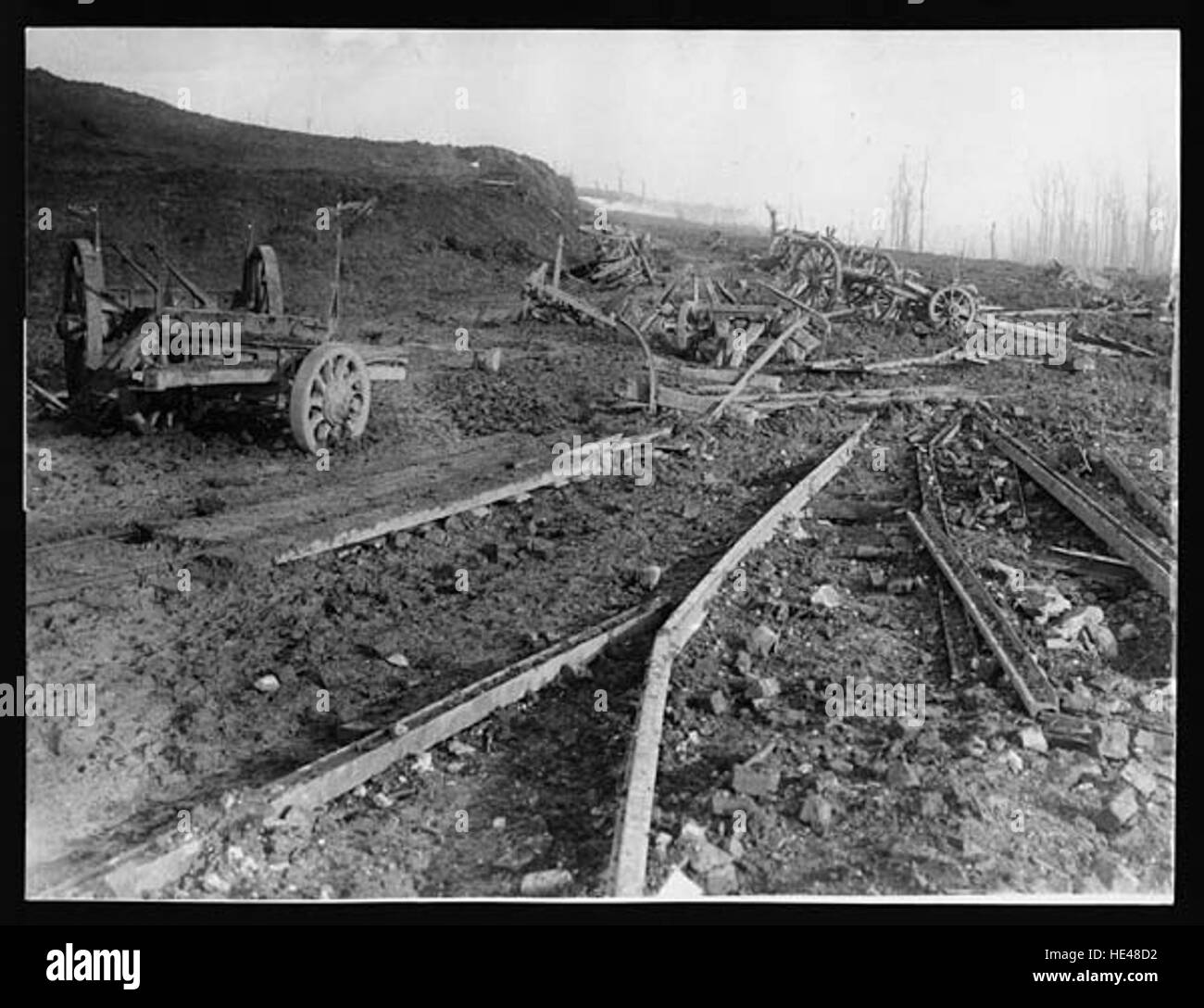 Questa immagine storica mostra la distruzione di un deposito di munizioni tedesco durante la prima guerra mondiale, con il fuoco di artiglieria che distrugge visibilmente la struttura. Cattura l'impatto delle operazioni militari durante il conflitto, evidenziando la distruzione in tempo di guerra. Foto Stock