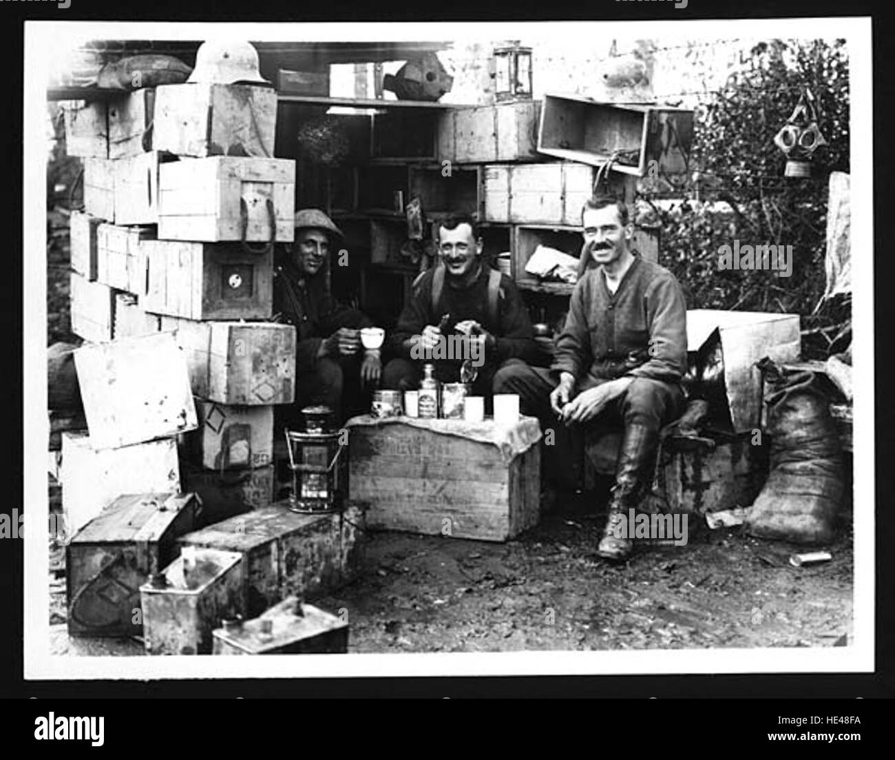 Questa fotografia storica cattura gli ufficiali di polizia militare che si godono un pasto, riflettendo la routine quotidiana e il lato umano della vita militare durante un periodo precedente nella storia. L'immagine mette in evidenza il cameratismo e i momenti ordinari di servizio. Foto Stock