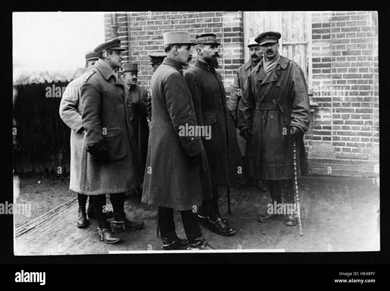 Questa immagine rappresenta un momento storico passato nel contesto degli sforzi degli Alleati durante i conflitti passati. Il termine "Alleati" si riferisce ai paesi uniti contro gli avversari comuni, in particolare durante la prima e la seconda guerra mondiale, dove la cooperazione strategica e la collaborazione militare sono stati elementi chiave nella risoluzione del conflitto. Foto Stock