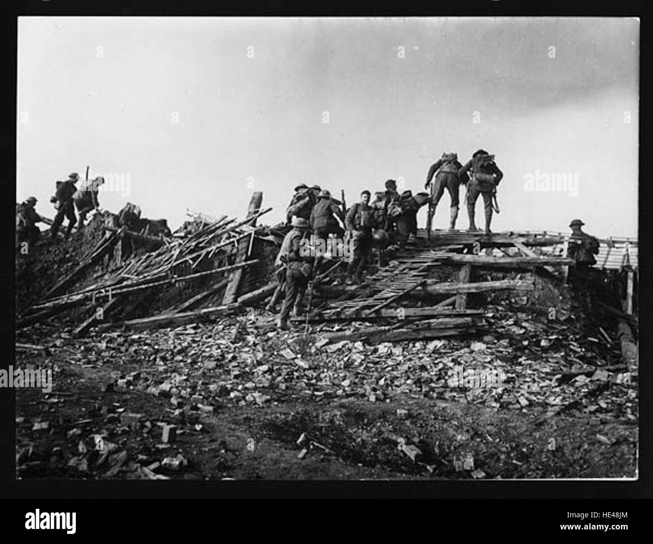 Questa immagine storica mostra i primi soldati ad attraversare la somme nei pressi di Péronne durante la prima guerra mondiale. Il momento cattura il coraggio e gli eventi significativi della prima battaglia della somme nel 1916. Foto Stock