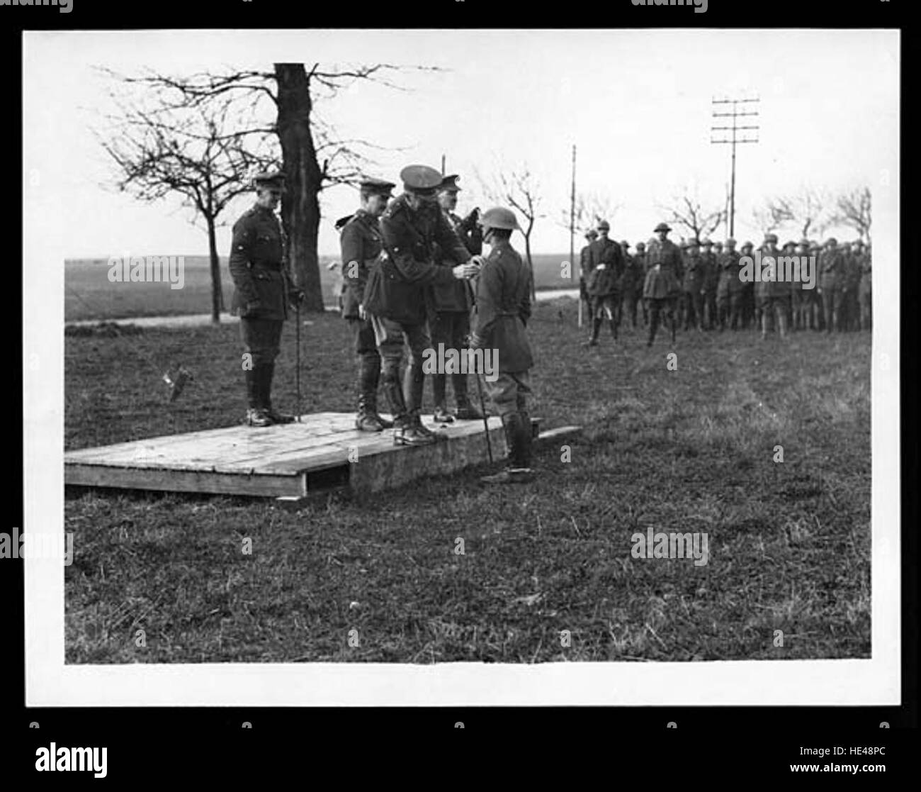 Un'immagine storica che cattura la presentazione cerimoniale delle medaglie, che riflette i costumi e le tradizioni di un'epoca passata. La fotografia evidenzia la formalità e il significato culturale delle presentazioni di medaglie nella storia. Foto Stock