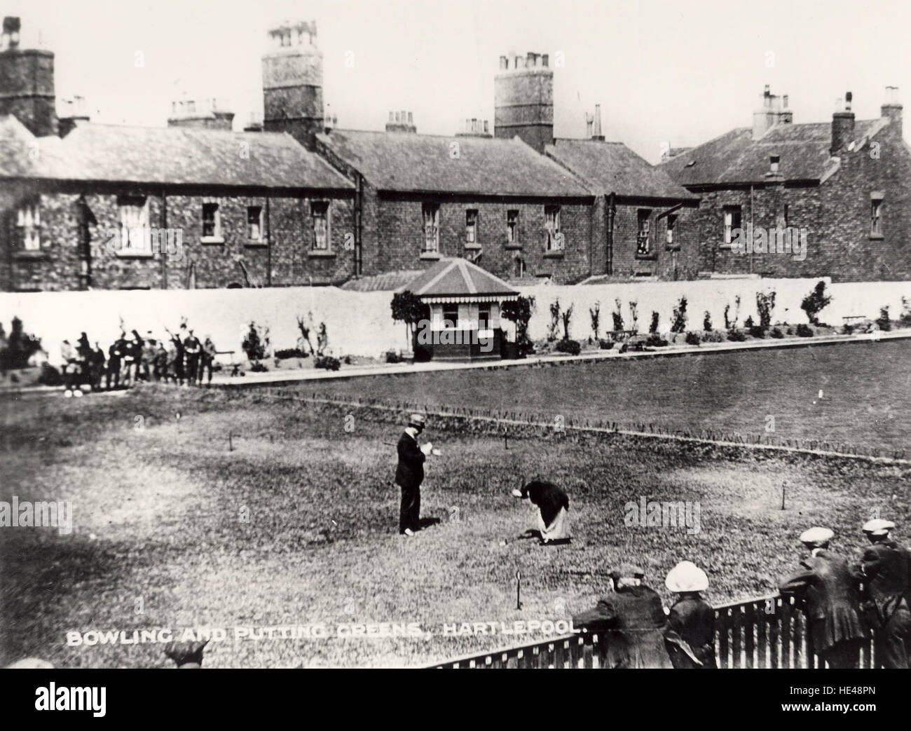 Questa immagine raffigura una scena storica di un'epoca passata, che mostra il passato attraverso una prospettiva antica o d'epoca. È una rappresentazione di un tempo più antico, che riflette momenti storici congelati nel tempo. Foto Stock