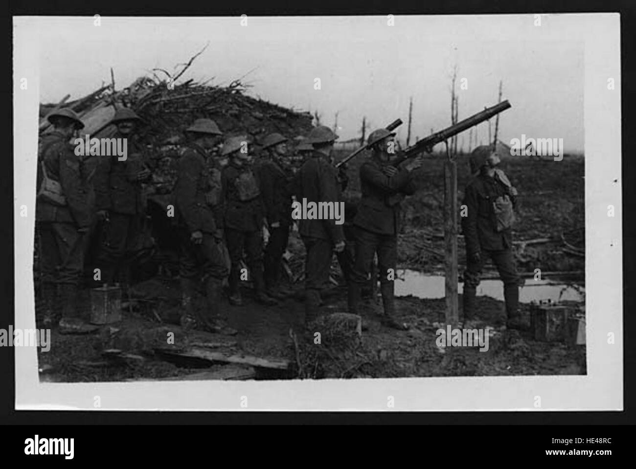 Questo titolo esplora il concetto di memoria storica e il significato di preservare le epoche passate attraverso le immagini. Riflette sull'importanza di conservare immagini e registrazioni del passato per comprendere la storia e il patrimonio antico. Foto Stock