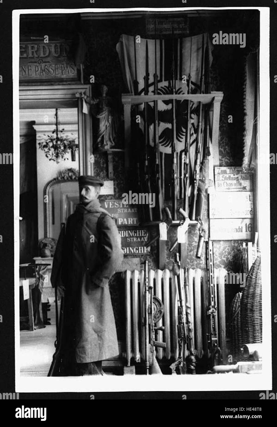 Un'immagine raffigurante l'uniforme di un soldato tedesco indossata durante la battaglia di Messines, insieme ai fucili utilizzati in vari campi di battaglia. Il contesto storico mette in risalto l'abbigliamento militare e le armi dell'epoca, concentrandosi sulla prima guerra mondiale Foto Stock