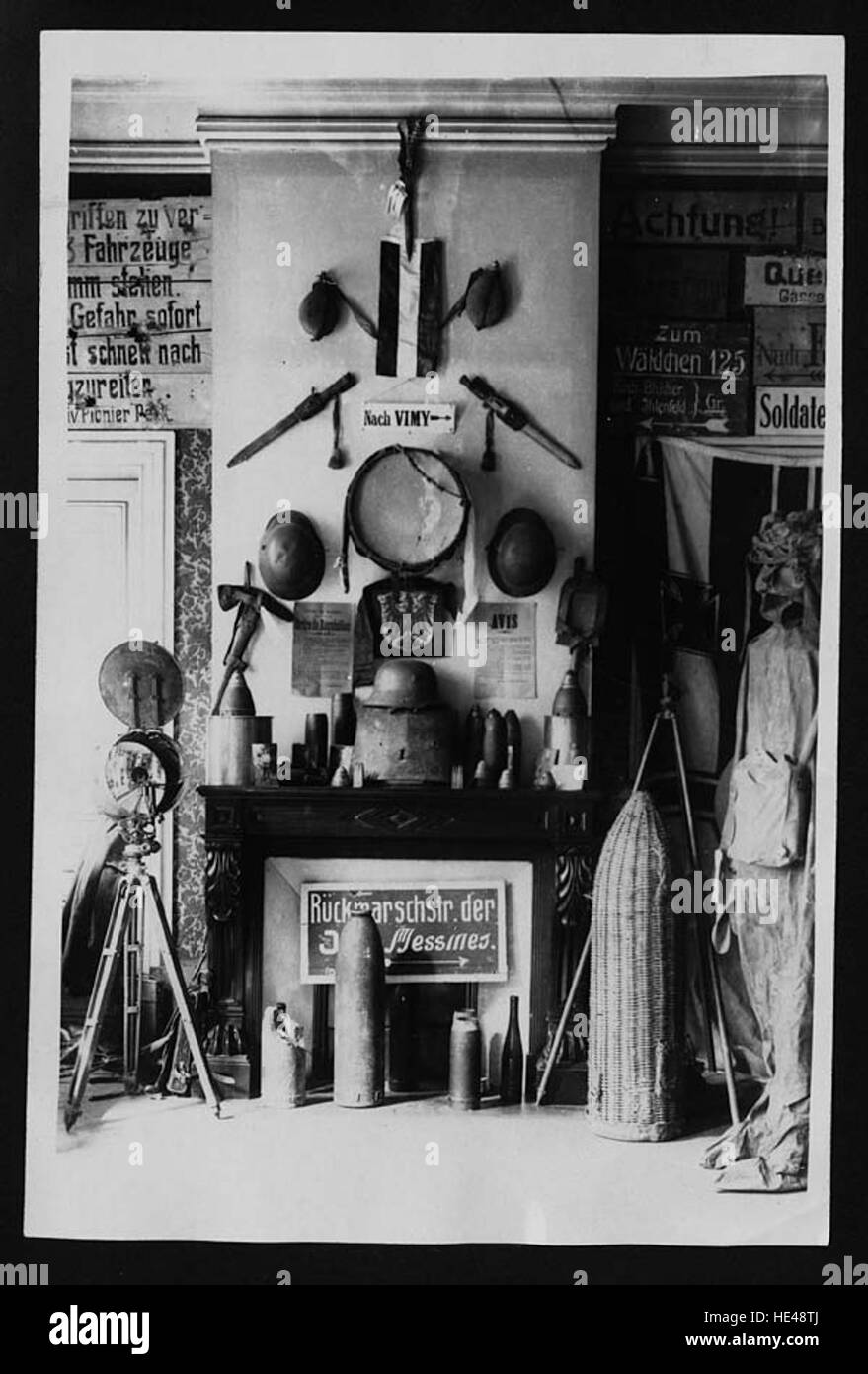 Questi trofei storici, presi dai campi di battaglia di Vimy Ridge e Messines, servono come reliquie significative della prima guerra mondiale. Simboleggiano l'intenso combattimento e i sacrifici fatti dai soldati durante questi scontri cruciali sul fronte occidentale. Foto Stock