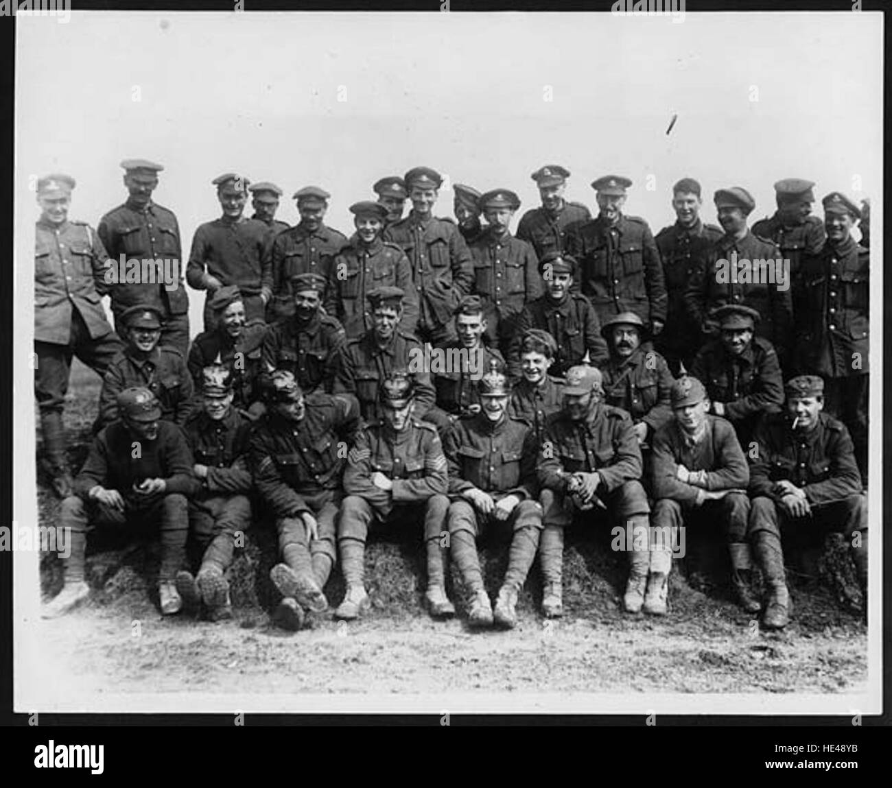 Questa immagine storica mostra gli uomini del reggimento Worcester, con orgoglio mostrando i loro caschi catturati. La foto cattura un momento di vittoria durante un conflitto passato, riflettendo la storia militare e il valore dell'epoca. Foto Stock