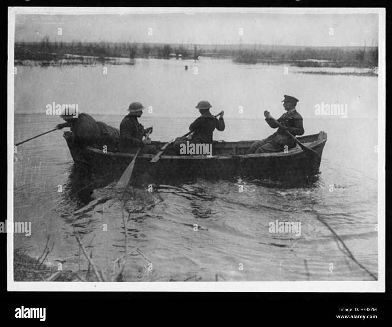 Questa immagine storica cattura gli ufficiali che attraversano la somme durante la prima guerra mondiale. La fotografia fornisce uno sguardo sulla vita militare e sul paesaggio durante le fasi critiche della guerra. Foto Stock