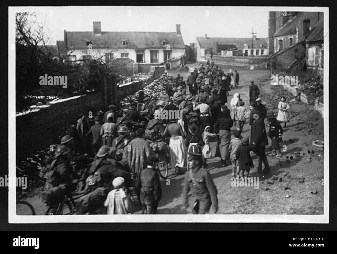 Le truppe britanniche in arrivo in un nuovo villaggio catturato Foto Stock