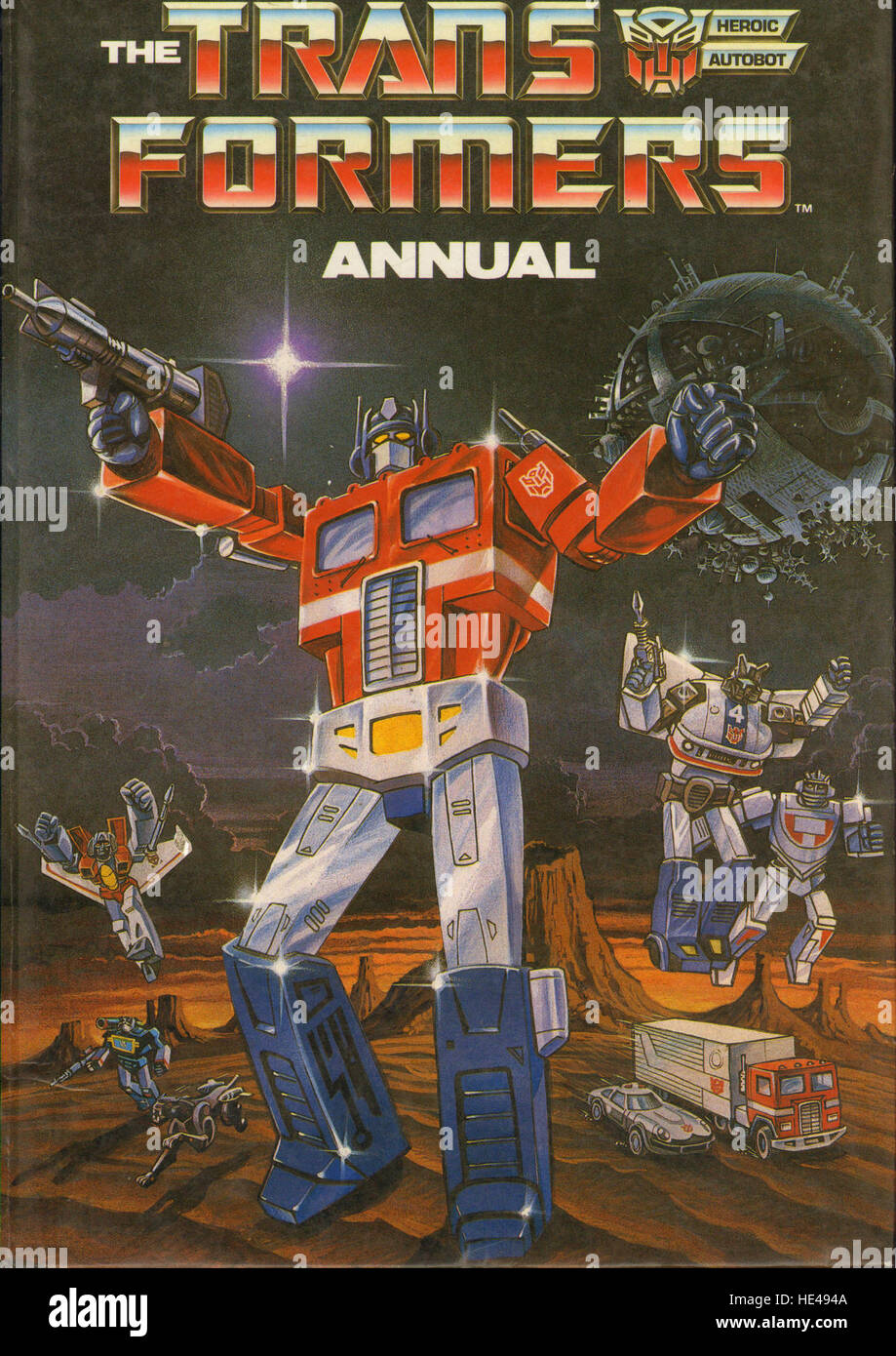 Transformers Annual 1987 è una pubblicazione collezionabile con personaggi iconici dell'universo Transformers, tra cui Optimus prime. Questo annuale presenta un mix di fumetti, storie e illustrazioni, che riflettono la popolarità della serie durante gli anni '1980 e il suo impatto culturale sui fan. È un pezzo nostalgico della cultura pop degli anni '1980, che offre approfondimenti sul mondo degli Autobot e dei Decepticon. Foto Stock